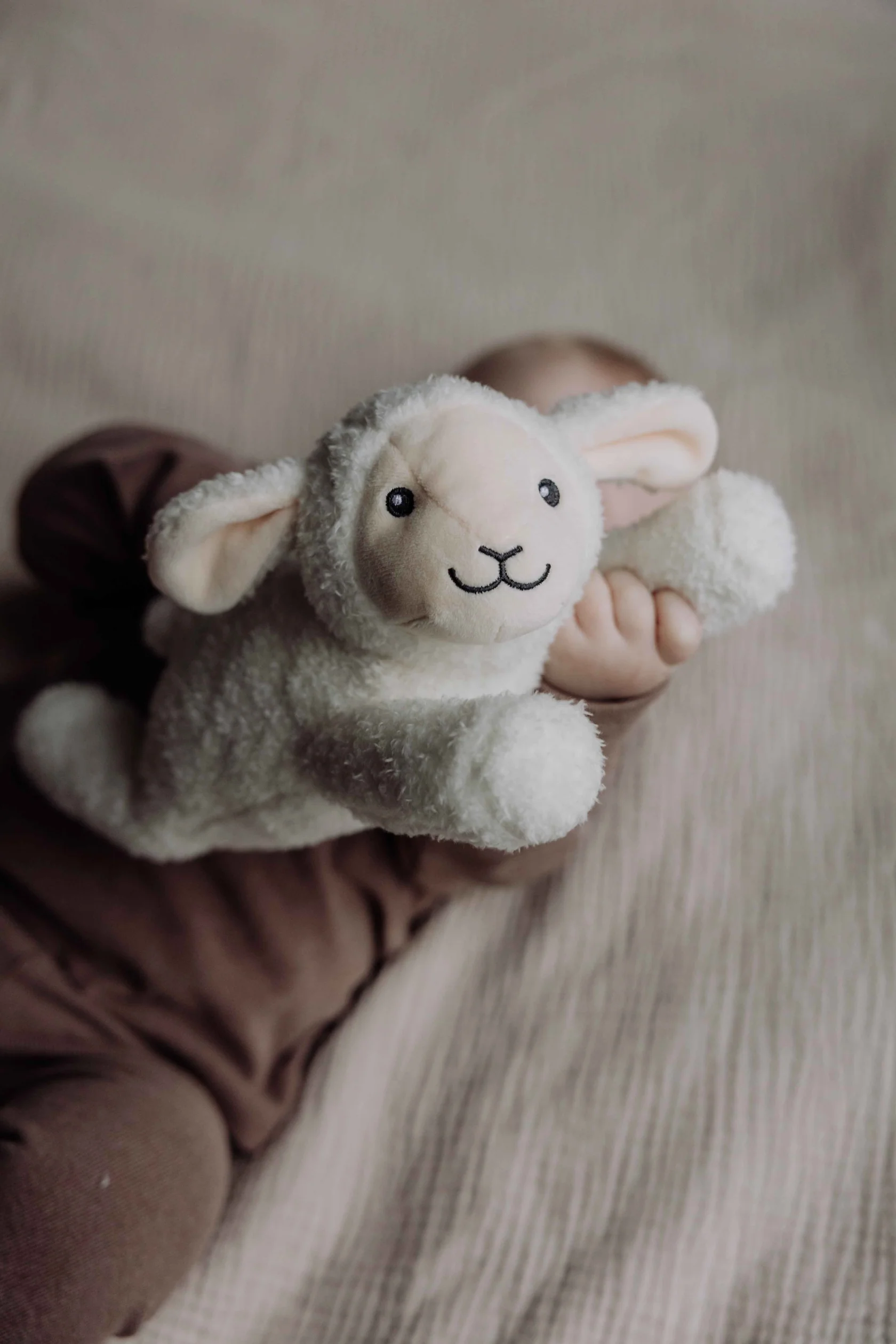 petit mouton blanc Rosie (beige) - Rechargeable heartbeat comforter (Flow)